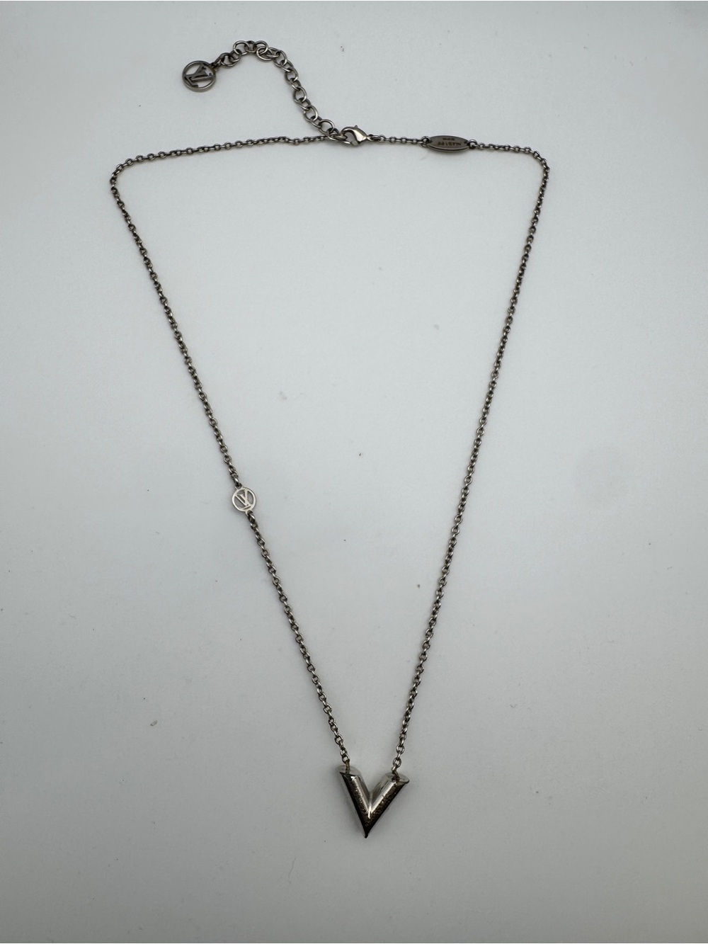 Louis Vuitton Metal Essential V Supple Necklace